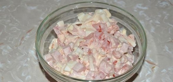 Салат из капусты помидоров и колбасы