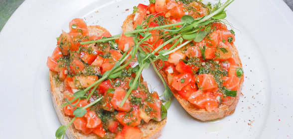 Брускетта с лососем и томатами