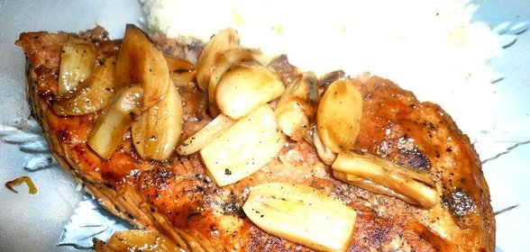 Свиной шницель с чесноком и лимонным соком