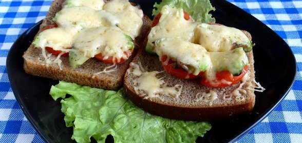 Горячие бутерброды с авокадо и помидорами черри