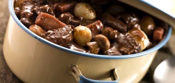 Говядина по‑бургундски (Boeuf bourguignon)