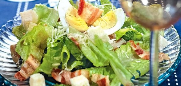 Салат Цезарь с беконом и яйцом
