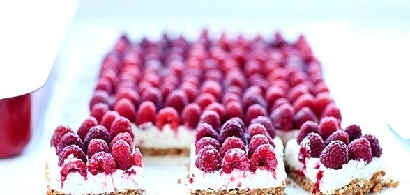 Десерт из маскарпоне с малиной