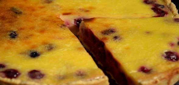 Заливной пирог с вишней и шелковицей