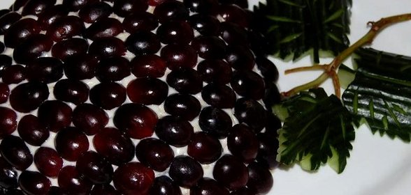 Салат с виноградом, копченой курицей и сыром