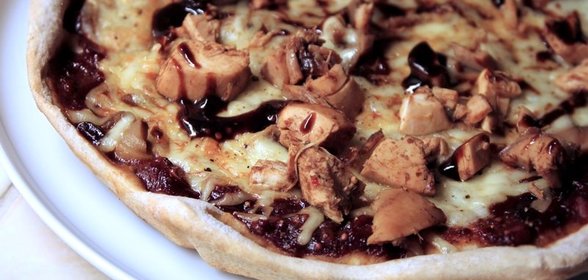 Пицца с грибами и курицей