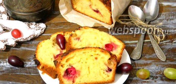 Кекс с виноградом и кизилом