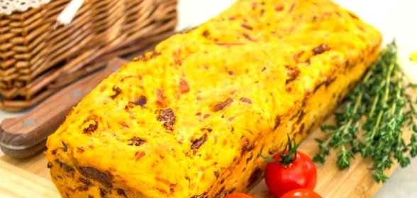 Хлеб с вялеными помидорами, сыром и тимьяном