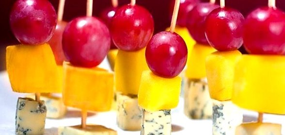 Канапе с сыром дор-блю, виноградом и манго