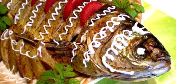 Запеченный толстолобик с картофелем