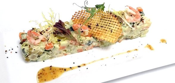 Постный оливье с креветками и медово-горчичным соусом