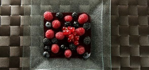 Малина и черника в сиропе из красного вина