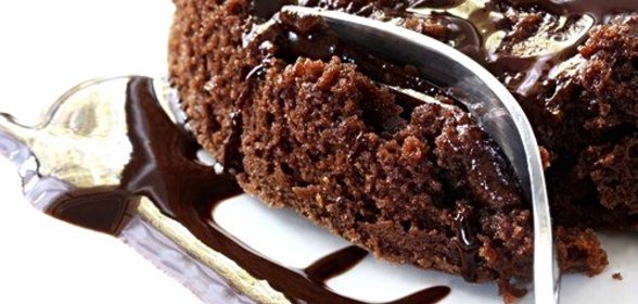 Горячий шоколадный десерт с ликером