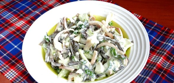 Салат с морской капустой кальмаром и яйцами