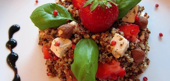 Салат с киноа, сыром фета и клубникой