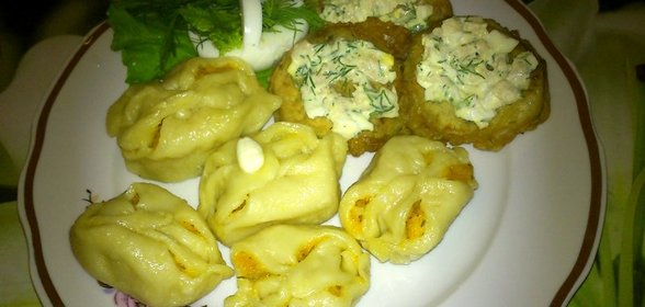 Кальмарные манты с кабачками