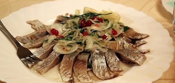 Селедочка с маринованным луком и красной смородиной