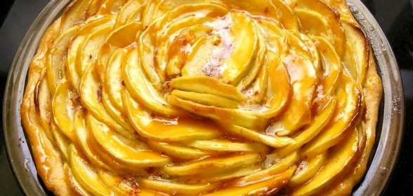Яблочный пирог из слоеного дрожжевого теста