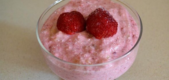 Творожный смузи с бананом и клубникой