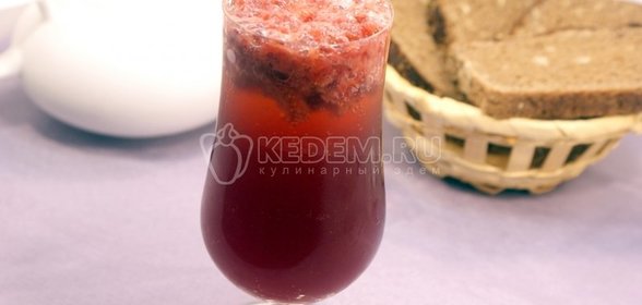 Коктейль с красным вином и клубникой