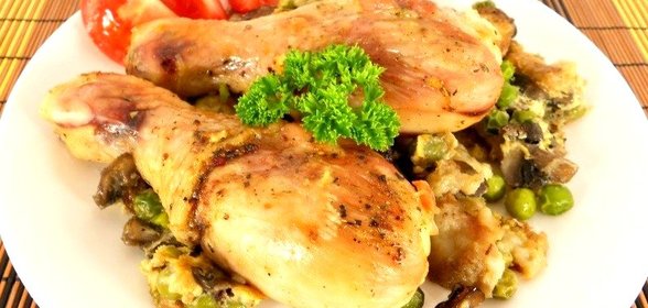 Куриные голени с шампиньонами и зеленым горошком