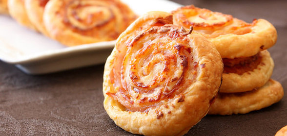 Улитки из слоеного теста с беконом