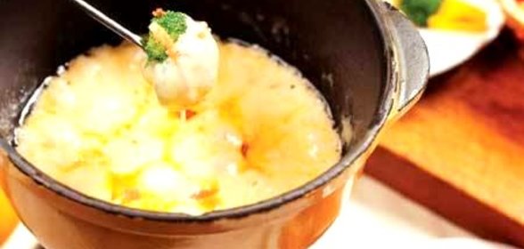 Сырное фондю с чесноком и вином