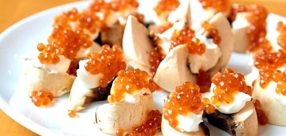 Шампиньоны с красной икрой