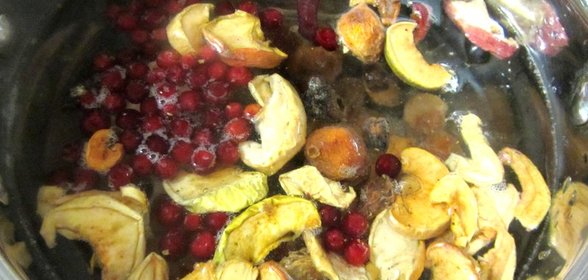 Компот из сухофруктов и брусники