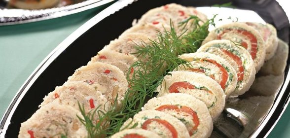 Рулеты с семгой, сыром и красным перцем