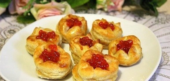 Мини-волованы с красной икрой