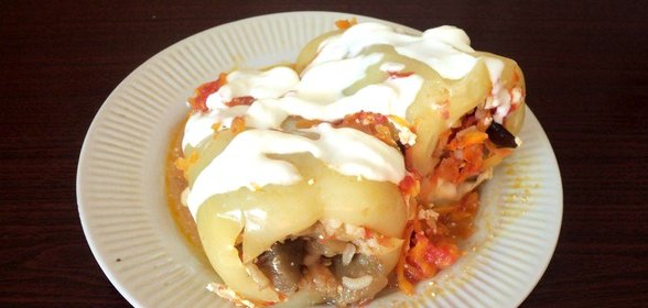 Перец фаршированный рисом и баклажанами