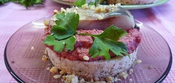 Канапе с сельдью и свекольным песто