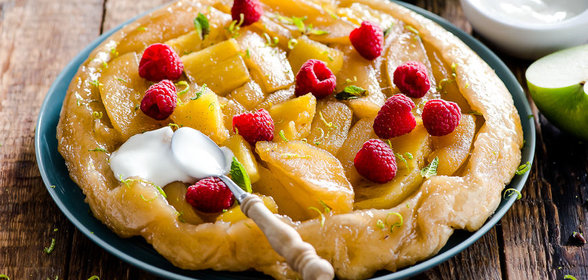 Пирог из слоеного теста с яблоками