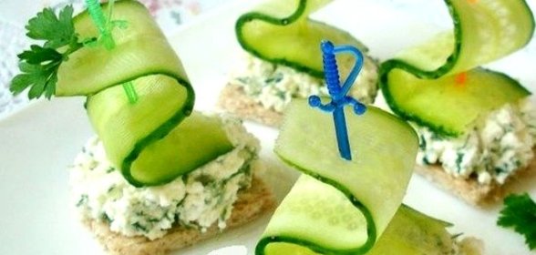 Маленькие бутерброды на шпажках