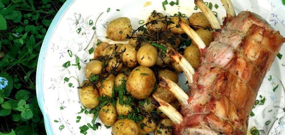 Ариста из свиной корейки с молодой картошкой и травами