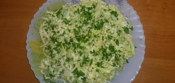 Салат из свежей капусты и огурцов с яйцом