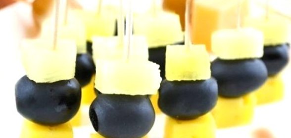 Канапе с ананасом