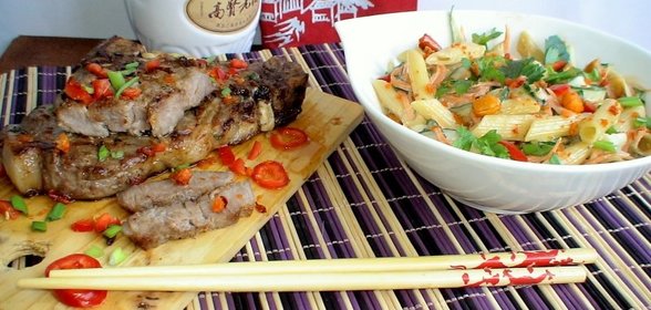 Свиная отбивная по–азиатски и Сычуаньский салат из макарон