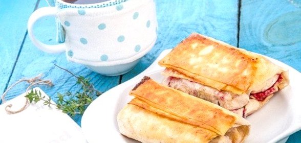 Вишня с сыром Моцарелла в лаваше