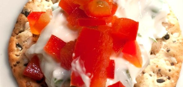 Канапе с сырной массой и сладким перцем
