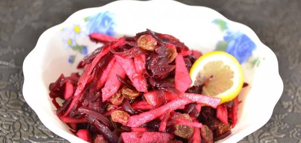 Салат из свеклы с яблоком и изюмом