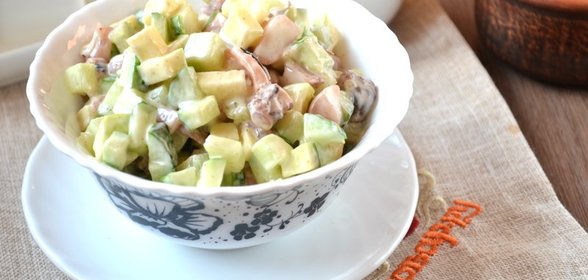 Салат Морской коктейль с креветками и кальмарами