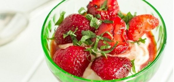 Клубника с греческим йогуртом и бальзамическим уксусом
