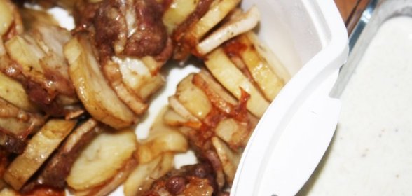 Кебаб из молодого картофеля со свиной грудинкой на мангале