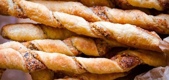 Сырные палочки из слоеного теста с маком