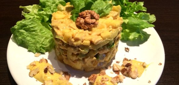 Салат из курицы, яблок, сельдерея и винограда с карри заправкой
