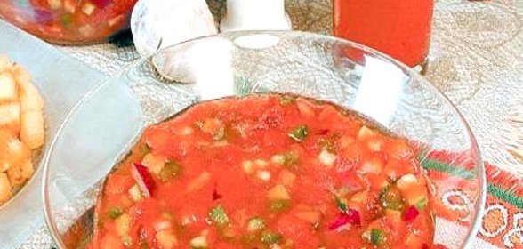 Томатно-огуречный суп с чесночными гренками