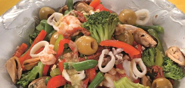 Салат из морепродуктов с овощами