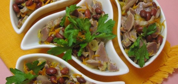 Салат из куриных желудочков с фасолью